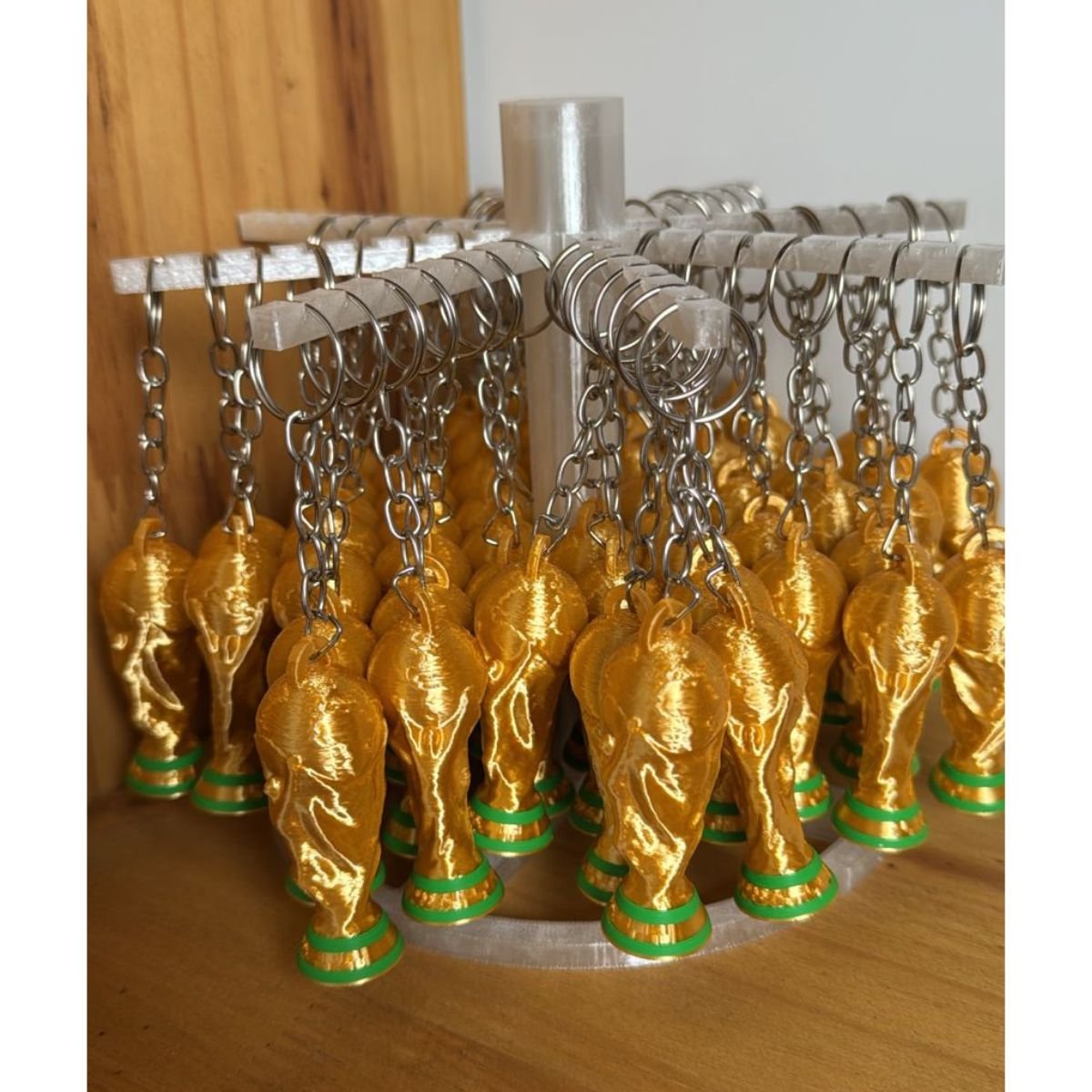 Kit Chaveiro com Expositor Copa do Mundo 56un Pingente Taça Dourada Futebol Loja Comércio